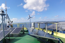 Thiết bị boong và máy lái